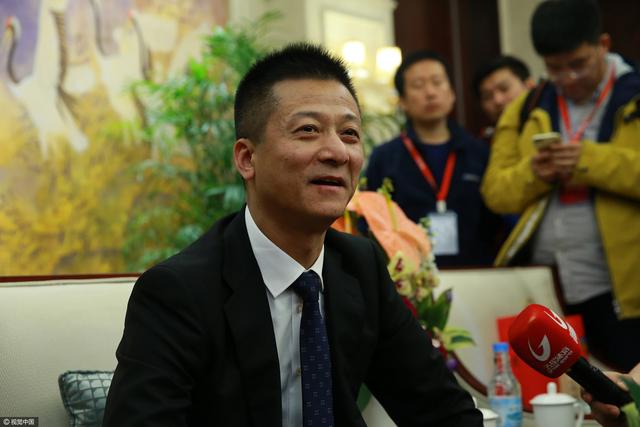 当天，成龙、冯小 “玲丹妙药”闪耀首映 刘嘉玲、甄子丹错乱对戏 2011-01-27 日前汇集了甄子丹、古天乐、刘嘉玲、张柏芝、熊黛林和黄百鸣、闫妮的贺岁喜剧《最强囍事》在北京举行了盛大的首映活动，当天红毯上的刘嘉玲是首映礼上最耀眼的明星之一，白色礼服加上佩戴的黄金饰品，站在一身紫红 全国政协会议文艺界别分组讨论 成龙宋丹丹发言 2017-03-06 2017年3月6日，北京，全国政协委员成龙、宋丹丹、张国立、巩汉林等参加全国政协十二届第五次会议文艺界别分组讨论会。