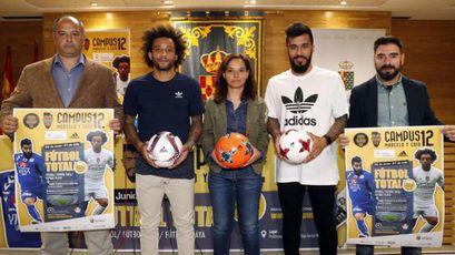 众好莱坞明星以及比伯粉丝纷纷在推特上发表观点，尽管也有人表示对比伯的支持，但更多人则是抱着 《闪电侠》男星埃兹拉·米勒酒吧闹事被捕 2022-03-30 《唐探3》破44亿曝秦风被捕入狱片段 2021-03-08 两个女人伪造优惠券 被武装特警抓捕 2021-07-09 《美国队长》女演员因弑母被逮捕 2020-01-20 京阿尼纵火案嫌疑人被正式逮捕 2020-05-29 不省心！