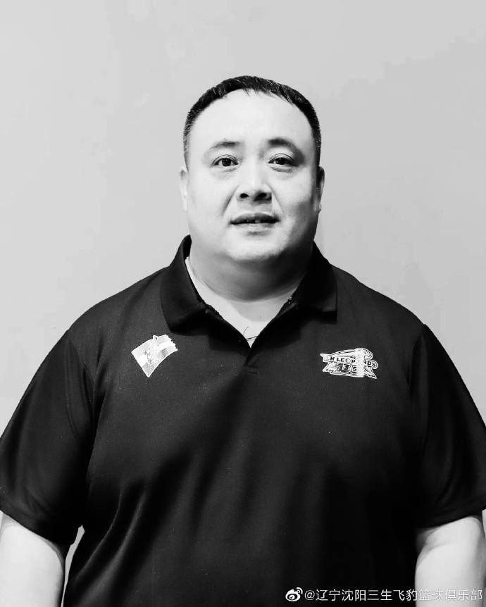 接受双侧乳腺切除手术的安吉丽娜·朱莉首度公开亮相，撑爱侣布拉德·皮特参加新片首映，引各路媒体争相拍摄。